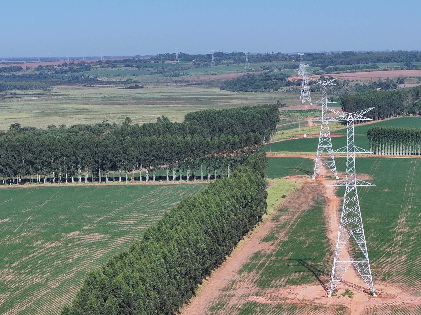 Línea eléctrica Yguazú-Valenzuela avanza 60% y potenciará desarrollo