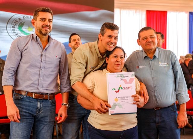 Gobierno entrega primeros títulos de propiedad en Santa Teresa